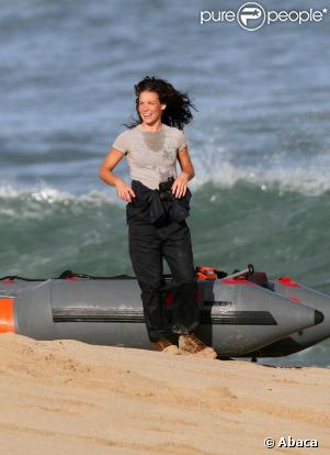 Evangeline Lilly en tournage de la saison 5 de la série Lost, sur une plage d'Hawaii, en mars 2009 !