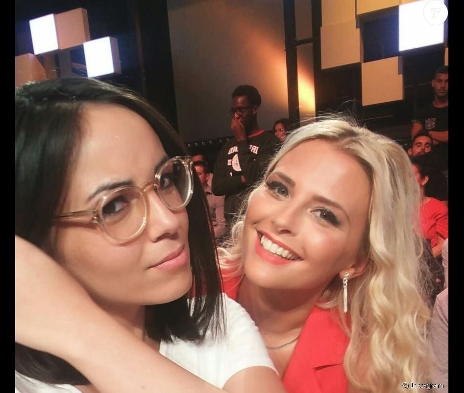 Kelly Vedovelli Et Agathe Auproux Toutes Les Deux Chroniqueuses De Cyril Hanouna Dans Touche