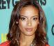 Selita Ebanks lors de la première de Grey Gardens le 14 avril à New York, radieuse dans une robe décolletée orange.