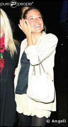 Sienna Miller, ultra lumineuse dans son presque total look blanc...