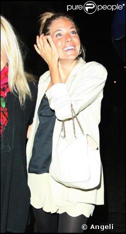Sienna Miller, ultra lumineuse dans son presque total look blanc... 