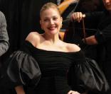 Drew Barrymore, fidèle à Alberta Ferretti, a cette fois choisi une robe noire ultra-glamour pour son passage au Letterman Show 
