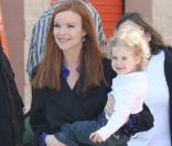 Marcia Cross et l'une de ses jumelles sur le tournage de Desperate Housewives