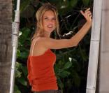 Alessandra Ambrosio en plein shooting photo sur la plage de Miami