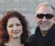 Gloria Estefan : la diva fait escale en Argentine et... prend la pose en couple à l'aéroport !