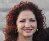 Gloria Estefan et son mari Emilio ont pris la pose hier à l'aéroport de Buenos Aires avant le concert de la diva dans le cadre de sa tournée d'adieux 