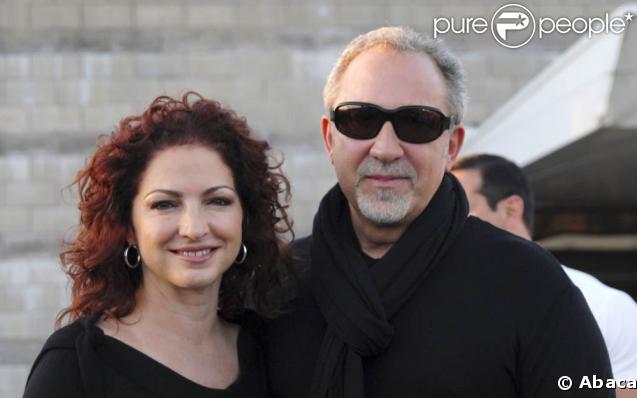 Gloria Estefan et son mari Emilio ont pris la pose hier à l'aéroport de Buenos Aires avant le concert de la diva dans le cadre de sa tournée d'adieux 