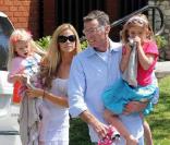 Denise Richards et ses filles Sam et Lola Rose, ainsi que son père Irv Richards, fêtent Pâques au Cold Water de Beverly Hills