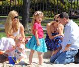 Denise Richards et ses filles Sam et Lola Rose, ainsi que son père Irv Richards, fêtent Pâques au Cold Water de Beverly Hills