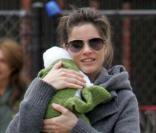 Amanda Peet passe l'après-midi au parc à Cold Water avec le bébé d'une de ses copines 