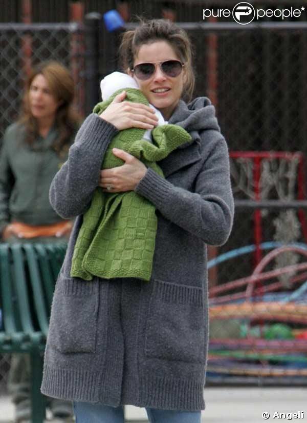 Amanda Peet passe l'après-midi au parc à Cold Water avec le bébé d'une de ses copines 