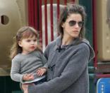 Amanda Peet passe l'après-midi au parc à Cold Water avec sa fille Frances Pen Benioff