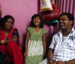 Rubina, son papa Rafiq et sa belle-mère Munni.