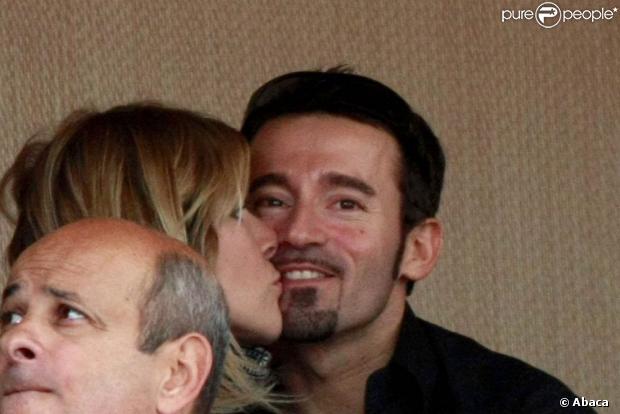 Max Biaggi et sa fiancée Eleonora Pedron (enceinte), bien câlins dans les gradins de Monte-Carlo lors du cinquième sacre monégasque de Rafael Nadal !