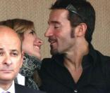 Max Biaggi et sa fiancée Eleonora Pedron (enceinte), bien câlins dans les gradins de Monte-Carlo lors du cinquième sacre monégasque de Rafael Nadal !