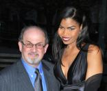 L'auteur anglo-indien Salman Rushdie et lors de la soirée Vanity Fair du festival du film de Tribeca à New York le 21 avril 2009