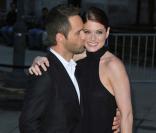 Chris Diamantopoulos et Debra Messing, les comédiens partenaires dans la mini-série The Starter Wife, se font des bisous amicaux lors de la soirée Vanity Fair du festival du film de Tribeca à New York le 21 avril 2009