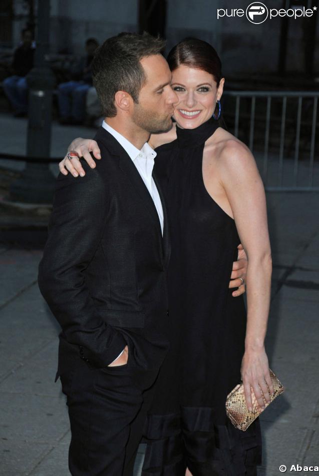 Chris Diamantopoulos et Debra Messing, les comédiens partenaires dans la mini-série The Starter Wife, se font des bisous amicaux lors de la soirée Vanity Fair du festival du film de Tribeca à New York le 21 avril 2009
