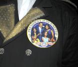 Un zoom sur le badge ''Obama'' de Andre Leon Talley
