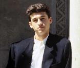 Pendant sa jeunesse, Patrick Dempsey cultive un look parfois approximatif. S'il connaît déjà les mécaniques de la séduction, il reste encore parfois hésitant lorsqu'il s'agit de choisir ses tenues. 