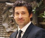 Et quand il veut frapper un grand coup, Patrick Dempsey nous montre qu'il porte le costume à la perfection. Cheveux gominés, barbe de deux jours et sourire en coin, l'acteur a tout compris ! 