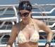 Elsa Pataky a choisi Miami pour parfaire son bronzage ! Très gaie dans son joli maillot blanc à pois jaunes, l'actrice espagnole a pensé à protéger sa tête, à l'aide d'un foulard !