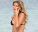 Gisele Bündchen et son magnifique corps de liane à Miami Beach ! Un bikini noir tout simple suffit au top pour être irrésistible ! 