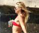 Kate Hudson, après avoir protégé sa peau laiteuse, est fin prête pour profiter des eaux hawaïennes ! Tellement pressée de se baigner, l'actrice a même oublié de poser son café ! 