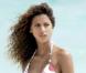 Cheveux dans le vent, bikini coloré, bracelets transparents et palmes à la main... Noémie Lenoir a tout d'une véritable sirène aux Caraïbes !