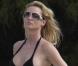 Nicollette Sheridan a raison d'être fière de son corps et de son bronzage. Même son deux-pièces dépareillé contribue à la rendre sexy ! 