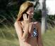 Mischa Barton aime être différente. Alors sur la plage de Miami, au lieu du traditionnel bikini, c'est un ensemble triangle-shorty qu'elle a choisi. 