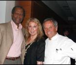 Sidney Poitier, sa femme Johanna Shimkus et Wolfgang Puck lors de la réception en l'honneur des First ladies of Africa à West Hollywood le 20 avril 2009