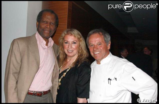 Sidney Poitier, sa femme Johanna Shimkus et Wolfgang Puck lors de la réception en l'honneur des First ladies of Africa à West Hollywood le 20 avril 2009