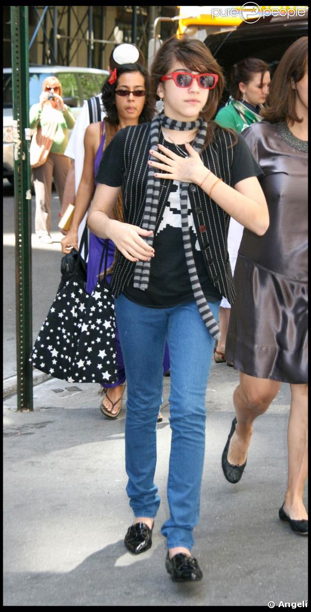 Lourdes à la sortie du centre de la kabbale