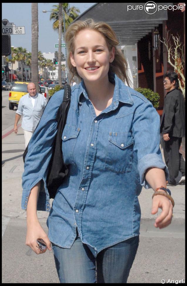 La jolie Leelee Sobiesky déjeune à Beverly Hills, le 28 avril 2009 !