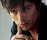 La photographie datant de 1966 d'Alain Delon par Jean-Marie Périer utilisée pour la campagne du parfum Eau Sauvage de Dior