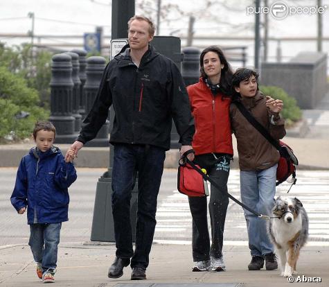 Jennifer Connelly en famille à New York. Son mari Paul Bettany donne la main à leur fils Stellan, 5 ans. Au côté de Jennifer Connelly, Kai, 12 ans, le fils qu'elle a eu avec le photographe David Dougan.