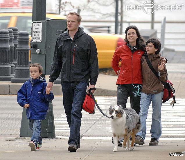 Jennifer Connelly en famille à New York. Son mari Paul Bettany donne la main à leur fils Stellan, 5 ans. Au côté de Jennifer Connelly, Kai, 12 ans, le fils qu'elle a eu avec le photographe David Dougan.
