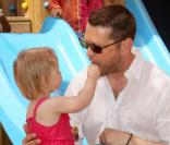 Jason Priestley, sa femme Naomi et leur petite fille Ava.