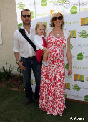 Jason Priestley, sa femme Naomi et leur petite fille Ava.