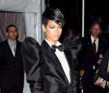 Rihanna à la soirée Costume Institute au Metropolitan Museum de New York, simplement heureuse 