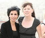Rachida Dati pose avec des touristes français, lors de son déplacement en Jordanie.