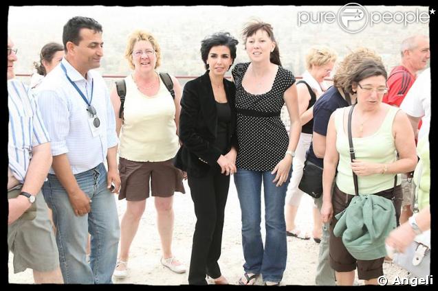 Rachida Dati pose avec des touristes français, lors de son déplacement en Jordanie.