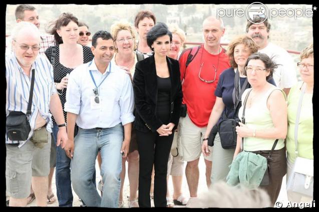Rachida Dati pose avec des touristes français, lors de son déplacement en Jordanie.