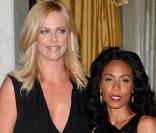 Carla et Nicolas ? Non, Charlize Theron et Jada Pinkett-Smith, au Beverly Wilshire Hotel, à Los Angeles, à l'occasion du prestigieux Simon Wiesenthal Center's 2009 National Tribute Dinner, le 5 mai 2009 ! 