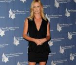 Charlize Theron affiche d'irrésistibles gambettes, au Beverly Wilshire Hotel, à Los Angeles, à l'occasion du prestigieux Simon Wiesenthal Center's 2009 National Tribute Dinner, le 5 mai 2009 ! 