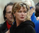 Jeane Manson très émue aux obsèques de Carlos