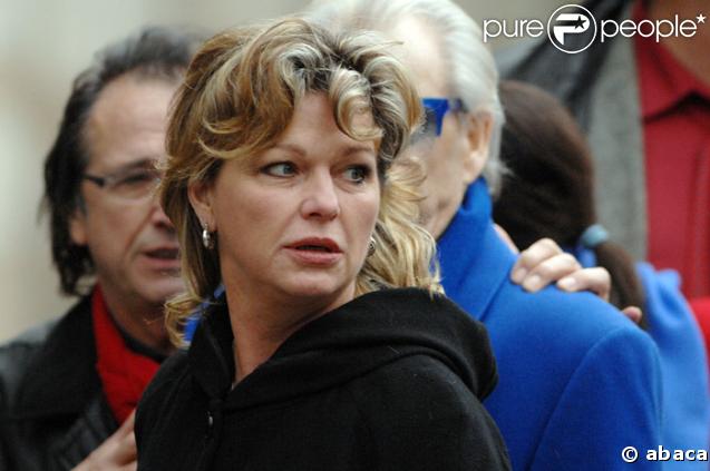 Jeane Manson très émue aux obsèques de Carlos