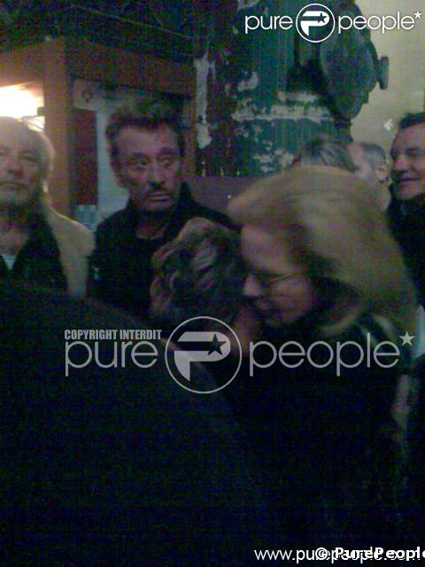 Johnny Hallyday et Sylvie Vartan à l'intérieur de l'église