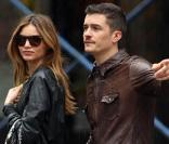 Miranda Kerr et Orlando Bloom cherchent un taxi, dans le quartier de Chelsea, à New York, le 3 mai 2009 !